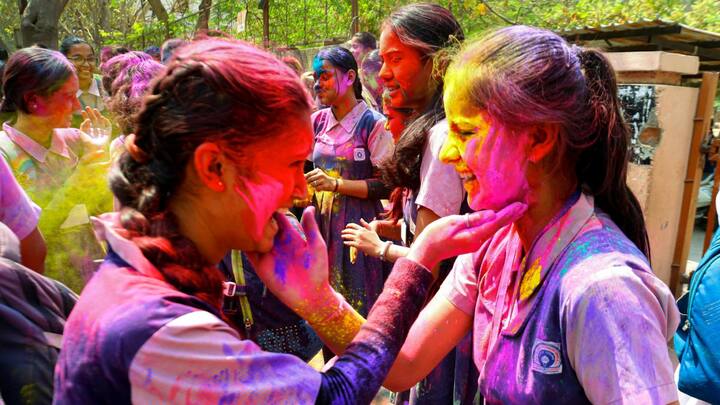 Holi 2025 in the World : રંગોનો તહેવાર હોળી ભારતમાં ખૂબ જ ધામધૂમથી ઉજવવામાં આવે છે. આ તહેવાર હિન્દુ સંસ્કૃતિનો એક મહત્વપૂર્ણ તહેવાર છે. જ્યારે દેશના તમામ વર્ગના લોકો હોળીના રંગોમાં રંગાઈ જાય છે.