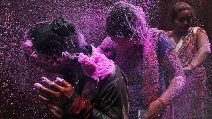 ऐसा करना आपके लिए मुश्किलें खड़ी कर सकता है. दूसरों पर जबरदस्ती रंग लगाना आपको भेज सकता है जेल.  पहले ही जान लीजिए इसे लेकर क्या नियम बनाए गए हैं. ताकि बाद में आपको जमानत नहीं करवानी पड़ जाए.