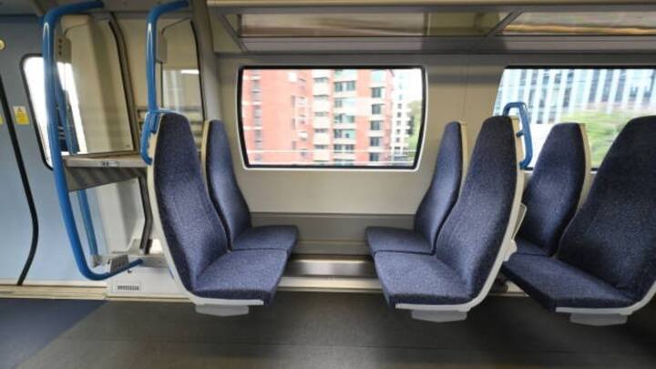 अगर आप भी ट्रेन में जा रहे हैं. और वहीं ट्रेन के अंदर ही होली खेलने का प्लान बना रहे हैं. तो हो जाइए सावधान. मुश्किल में डाल सकता है आपको ट्रेन में होली खेलना. चलिए आपको बताते हैं. क्या है इस लेकर नियम.