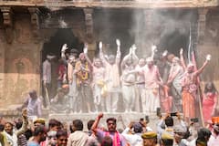Masan Holi : রং, আবির নয় ; চিতার ছাই দিয়ে হোলি খেলা হয় এখানে