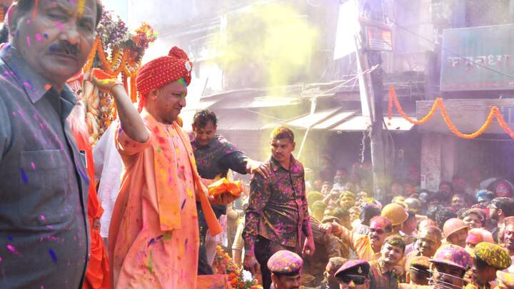 नानाजी के अनुरोध पर इस शोभायात्रा का गोरक्षपीठ से भी गहरा नाता जुड़ गया.  ब्रह्मलीन महंत दिग्विजयनाथ के निर्देश पर महंत अवेद्यनाथ शोभायात्रा में पीठ का प्रतिनिधित्व करने लगे और यह गोरक्षपीठ की होली का अभिन्न अंग बन गया. 1996 से योगी आदित्यनाथ ने इसे अपनी अगुवाई में न केवल गोरखपुर बल्कि समूचे पूर्वी उत्तर प्रदेश में सामाजिक समरसता का विशिष्ट पर्व बना दिया.
