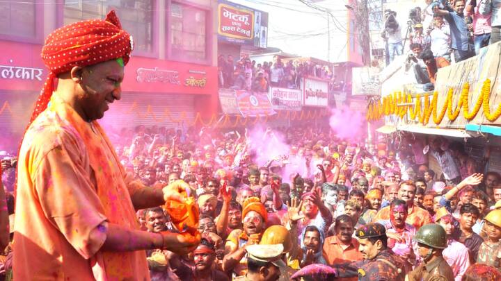 गोरखनाथ मंदिर परिसर में परंपरागत विधिविधान पूर्वक होलिका दहन किया जाता है. भस्म का तिलक लगाकर गोरक्षपीठाधीश्वर पावन सनातन परंपरा को अपने माथे लगाते हैं. गोरक्षपीठाधीश्वर की अगुवाई में गोरखनाथ मंदिर में होलिकोत्सव की शुरुआत होलिकादहन या सम्मत की राख से तिलक लगाने के साथ होती है. इस परंपरा में एक विशेष संदेश निहित होता है. होलिकादहन हमें भक्त प्रह्लाद और भगवान श्रीविष्णु के अवतार भगवान नृसिंह के पौराणिक आख्यान से भक्ति की शक्ति का अहसास कराती है.