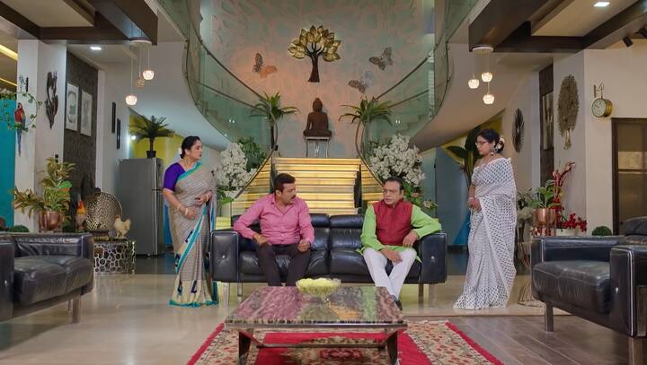 జ్యోత్స్న పెళ్లి గురించి శివన్నారాయణతో మాట్లాడుతుంది సుమిత్ర. జ్యోత్స్న గౌతమ్​ని కలవడానికి వెళ్లిందని చెప్తుంది. ఈలోపు జ్యో వస్తుంది. (Image Credit: jio+ Hotstar)