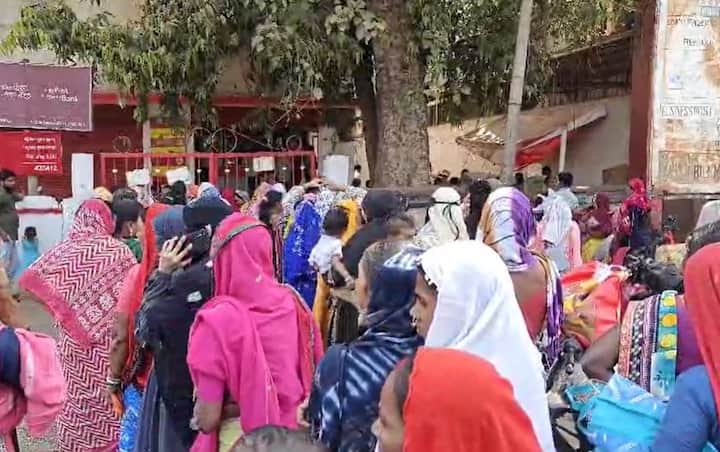 पैसे काढण्यासाठी पोस्ट ऑफिस समोर महिलांची मोठी रांग लागल्याचं चित्र पाहायला मिळत आहे.