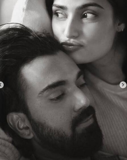 ਹੁਣ ਕੇਐਲ ਰਾਹੁਲ ਨੇ ਖੁਦ ਪਿਤਾ ਬਣਨ ਦੀ ਖ਼ਬਰ ਦੀ ਪੁਸ਼ਟੀ ਕੀਤੀ ਹੈ। ਰਾਹੁਲ ਨੇ ਇਹ ਖੁਸ਼ਖਬਰੀ ਪੂਰੀ ਦੁਨੀਆ ਨਾਲ ਸਾਂਝੀ ਕੀਤੀ ਹੈ।