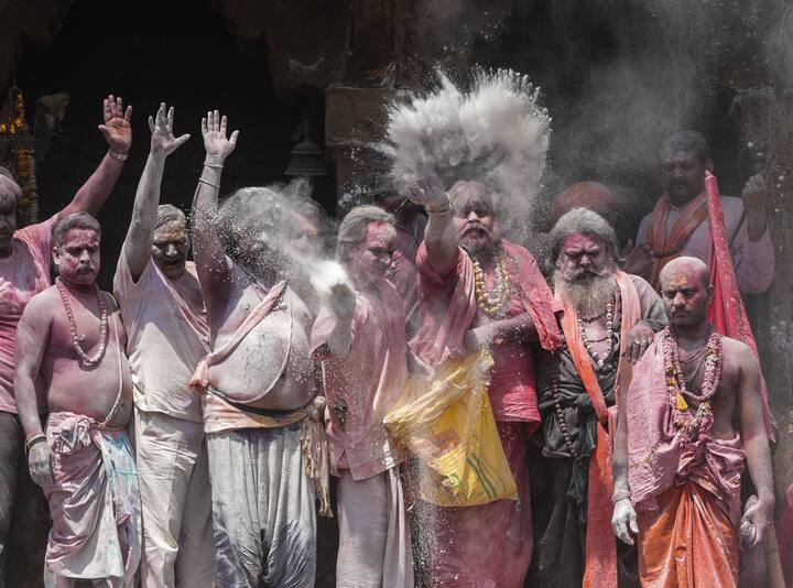 বারাণসীতে এই হোলি খেলা হয় আবির ও অন্য রং দিয়ে নয়, চিতার ছাই দিয়ে। কাশীর এই হোলিকে মাসান কি হোলি বা মাসান হোলি বলা হয়। বেনারসের হরিশচন্দ্র ঘাটে মহাশ্মশান নাথের আরতির পর শুরু হয় 'মাসান কি হোলি'।