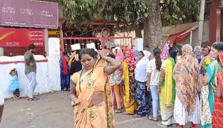 होळी सणाच्या खरेदीसाठी अकाउंटवर आलेले पैसे काढण्यासाठी पोस्ट ऑफिस समोर सकाळपासून महिलांनी मोठी गर्दी केली आहे.