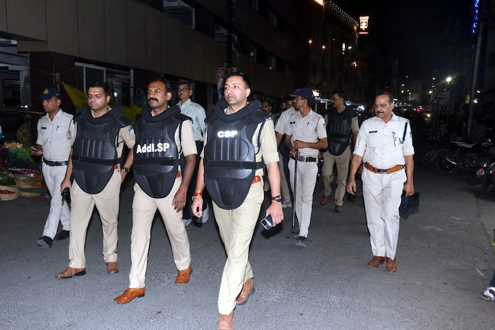 होली का पर्व और पवित्र रमजान महीने में जुम्मे की नमाज का एक साथ सहयोग बन रहा है, जिसके मद्देनजर मध्य प्रदेश में पुलिस द्वारा विशेष सतर्कता बढ़ती जा रही है. बुधवार को मध्य प्रदेश के कई शहरों में पुलिस ने फ्लैग मार्च निकाला. गुरुवार-शुक्रवार को भी पुलिस के जबरदस्त इंतजाम देखने को मिलेंगे.