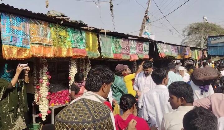 देशभरात प्रसिद्ध असलेल्या बुलढाणा जिल्ह्यातील रायपूर येथील सैलानी बाबाच्या यात्रेला आजपासून विधिवत सुरुवात झाली.