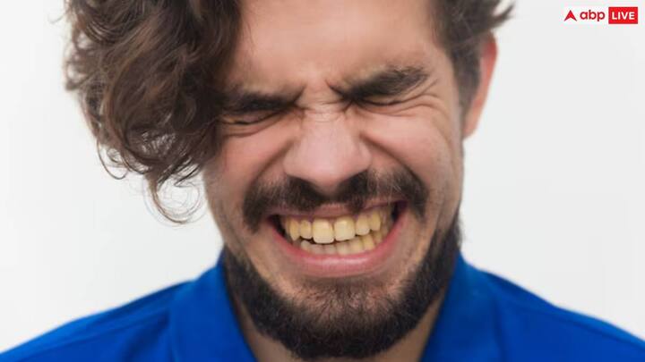 अब इससे अपने दांतों की अच्छे से मालिश करें। इसके नियमित इस्तेमाल से आपके दांतों का पीलापन दूर हो सकता है.