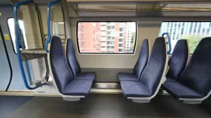 বিনা অনুমতিতে ট্রেনে হোলি খেললে RPF এবং GRP আপনার বিরুদ্ধে ব্যবস্থা নিতে পারে। এমনকি আপনি পরবর্তী স্টেশনে একটি চলন্ত ট্রেন থেকে নামতে পারেন। তাই ট্রেনে হোলি খেলার পরিকল্পনা করার সময় এই বিষয়গুলো মাথায় রাখুন।