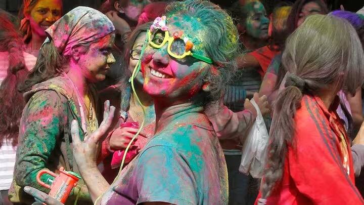 প্রচুর রং ও আবির দিয়ে খেল হয় দোল । কিন্তু কিছু জায়গায় এমনও দেখা যায়, মানুষ অপরিচিতদের গায়ে রং ছুড়ে দেয়। অনেক সময় রাস্তায় চলাচলকারী লোকজনের গায়ে জোর করে রং লাগিয়ে দেয়। আপনারও যদি এমনটি করার শখ থাকে, তাহলে সাবধান !