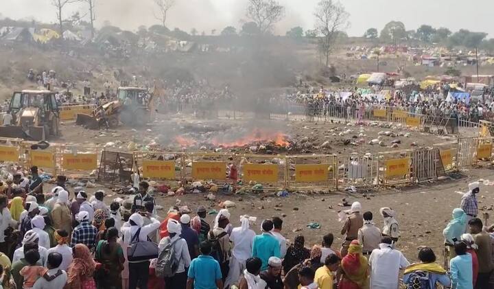 दुपारी तीन वाजता विधिवत मुजावर परिवाराकडून होली दहन करण्यात आली आहे.