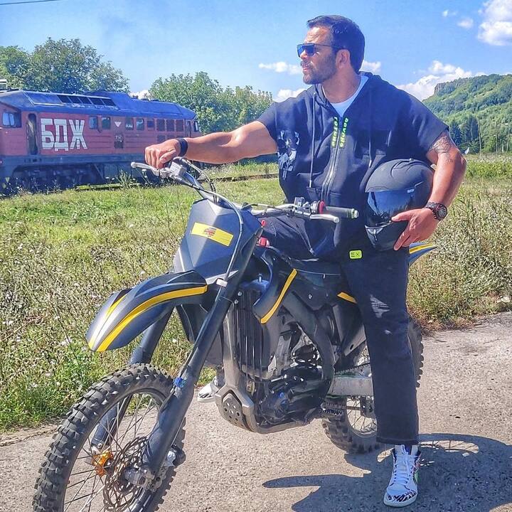 रोहित शेट्टी का जन्म 14 मार्च 1974 को मुंबई में ही हुआ था. बहुत कम लोग ये बात जानते होंगे कि उन्होंने महज 17 साल की उम्र में ही इंडस्ट्री में काम करना शुरू कर दिया था.