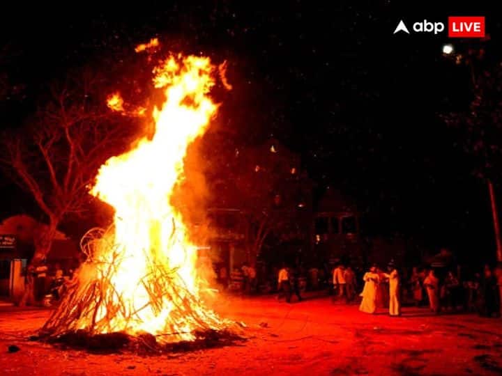 होली की पूजा होलिका दहन के दिन ही की जाती है. इस पूजा को करने का विशेष महत्व है. इस पूजा के लिए अपने घर से गाय के गोबर से होलिका और प्रहलाद की प्रतिमा बनाएं.