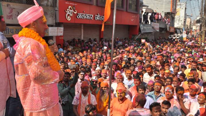 भक्ति और सामाजिक समरसता का संदेश देने के लिए ही गोरक्षपीठाधीश्वर योगी आदित्यनाथ होलिकादहन व भगवान नृसिंह शोभायात्रा में अनवरत शामिल होते रहे हैं. दशकों से होलिका दहन व होलिकोत्सव शोभायात्रा में गोरक्षपीठ को सहभागिता ने यहां के रंगपर्व को समूचे पूर्वी उत्तर प्रदेश के आकर्षण का केंद्र बना दिया है.