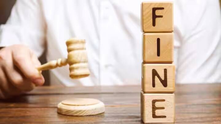 রেলওয়ে আইন 1989 এর অধীনে ট্রেনে হোলি খেলা ট্রেন চলাচলে বাধার সৃষ্টি করতে পারে। এই অভিযোগ প্রমাণিত হলে ১০ বছর পর্যন্ত জেলে যেতে হতে পারে যাত্রী বা রেল অবরোধীকারীদের।