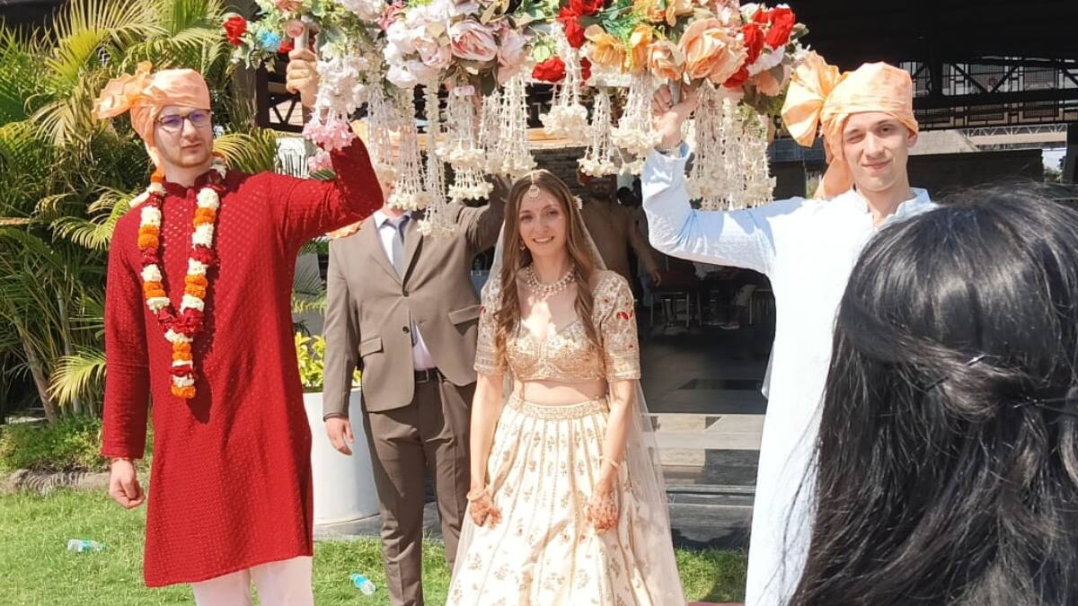 जर्मनी की जूलिया जालौन के दीपेश पर हार बैठी अपना दिल, अग्नि को साक्षी मानकर लिए 7 फेरे