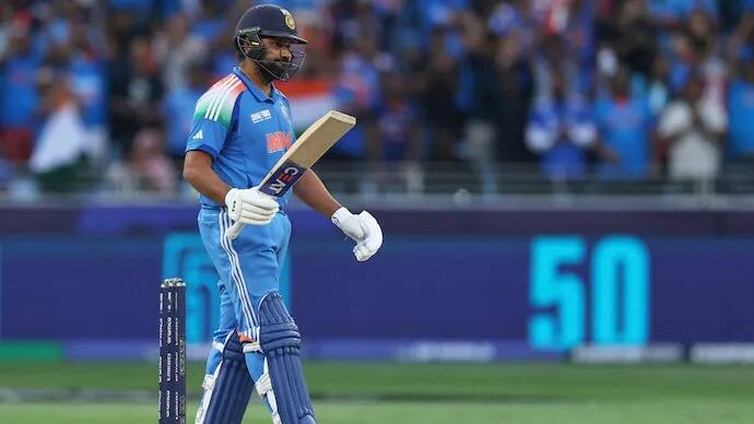 रोहित शर्मा चॅम्पियन्स ट्रॉफी जिंकल्यानंतर दुबईहून मुंबईत परतला आहे.