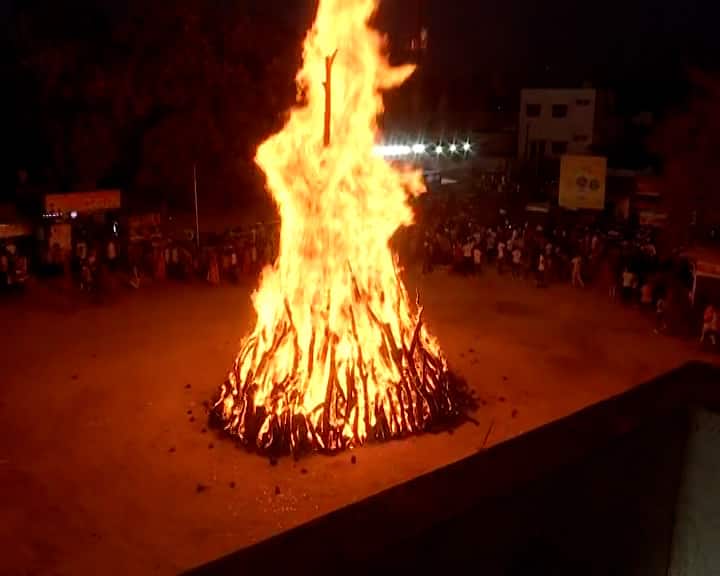 આ ઉપરાંત, હોળીના દિવસે પાલજમાં ઘરે-ઘરે લાડવા બનાવવાનો રિવાજ પણ આજે પણ ચાલુ છે, જે આ ગામની સંસ્કૃતિ અને પરંપરાને જીવંત રાખે છે.