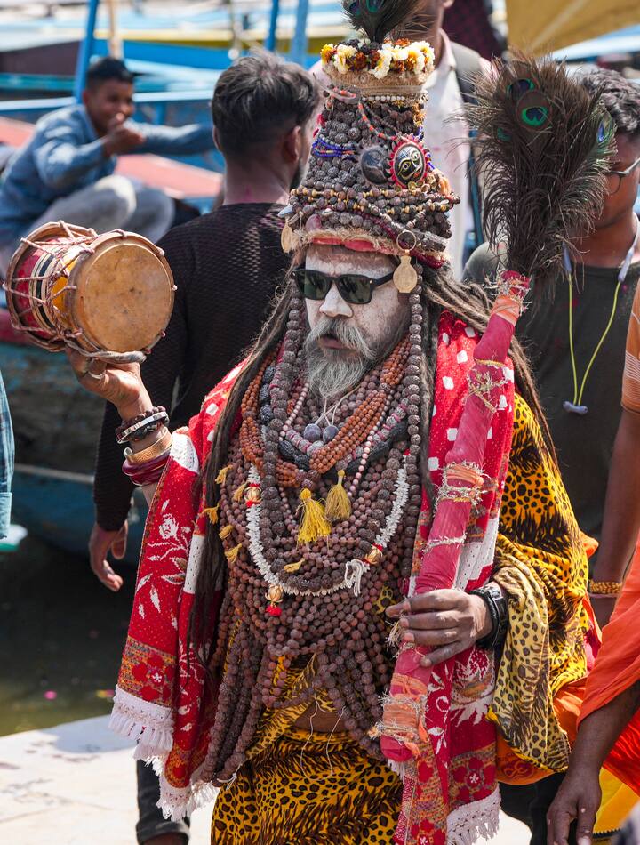 মণিকর্ণিকা ঘাটে 'হর-হর মহাদেব'-এর স্তোত্রে উৎযাপন করা হয় এই হোলি। যেখানে সাধু ও শিব অনুগামীরা মাসান হোলির দিনে ভগবান শিবের কাছে প্রথমে প্রার্থনা করে। পরে তারা চিতার ছাই দিয়ে হোলি খেলে। দীর্ঘ সময় ধরে চলে এই হোলি।