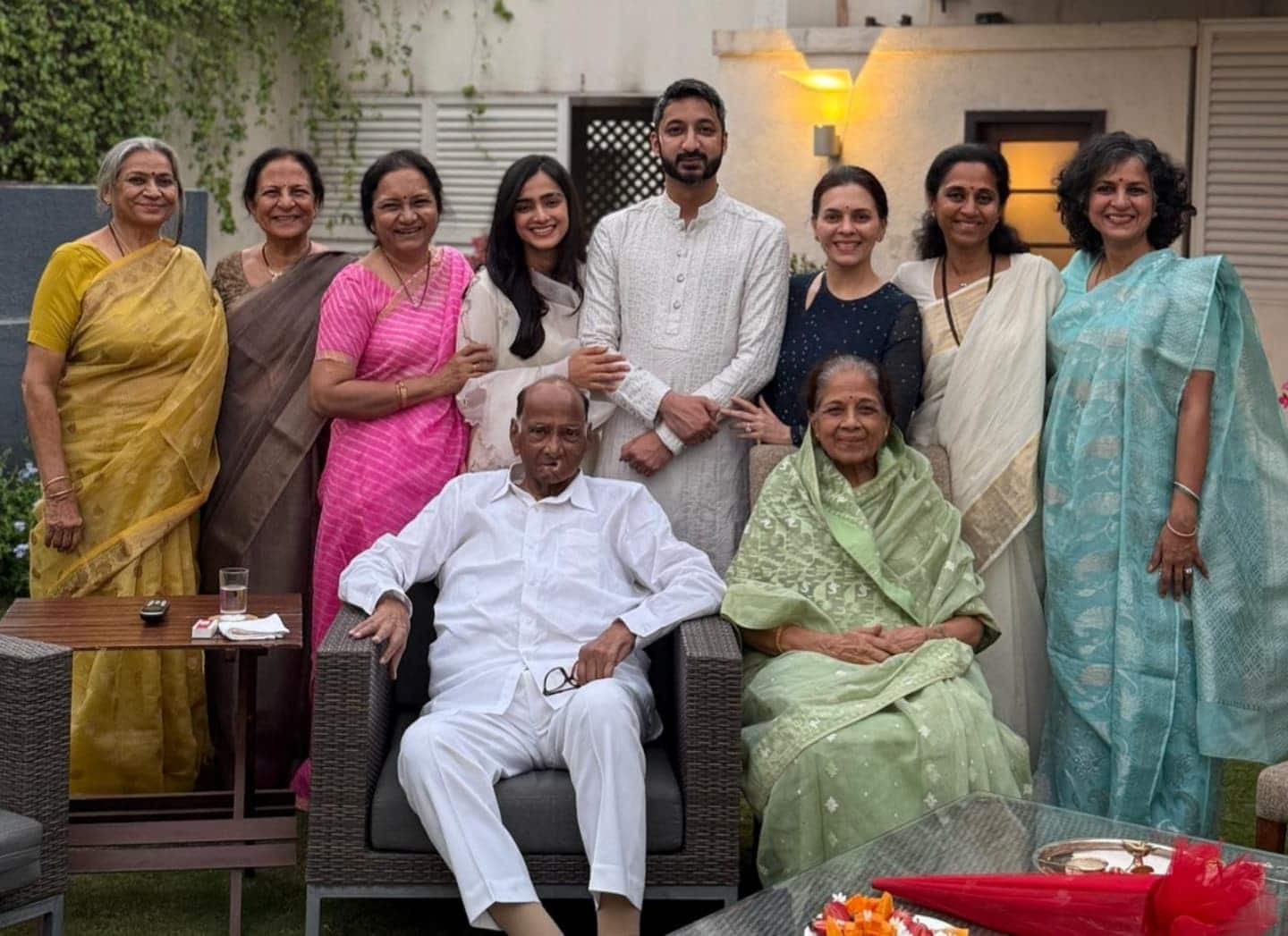 jay pawar meet sharad pawar supriya sule shared photo of ajit pawar son  marathi news | PHOTO : मुहूर्त ठरला! पवारांच्या घरी मंगलकार्य, जय पवारांनी  घेतला शरद पवारांचा आशीर्वाद