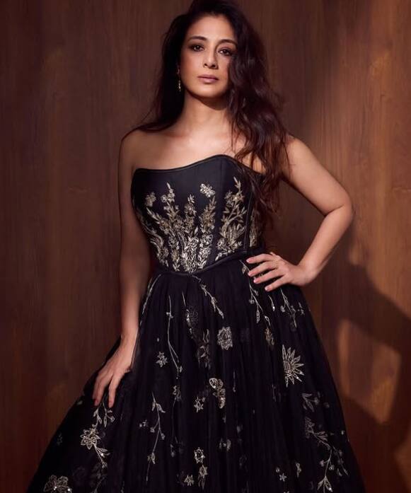 बतौर लीड एक्ट्रेस तब्बू ने 1994 में ऋषि कपूर के साथ फिल्म 'पहला पहला प्यार' से बॉलीवुड में डेब्यू किया था और यह फिल्म बॉक्स-ऑफिस पर बुरी तरह फ्लॉप रही थी. उसी साल, तब्बू ने अजय देवगन के साथ सुपरहिट फिल्म 'विजयपथ' दी और तब से उन्होंने पीछे मुड़कर नहीं देखा.