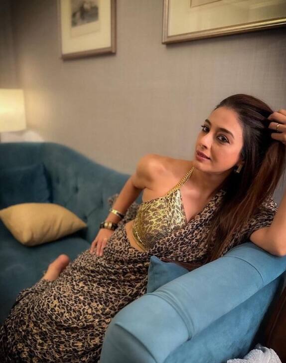 बहुत से लोग इस बात से वाकिफ नहीं हैं कि यह अभिनेत्री हिंदू नहीं बल्कि मुस्लिम धर्म की है और उनका असली नाम तबस्सुम फातिमी हाशमी है.