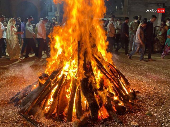 होलिका की अग्नि में रोली, अक्षत व पुष्प को भी पूजन में प्रयोग किया जाता है, गंध-पुष्प का प्रयोग करते हुए पंचोपचार विधि से होलिका का पूजन किया जाता है.