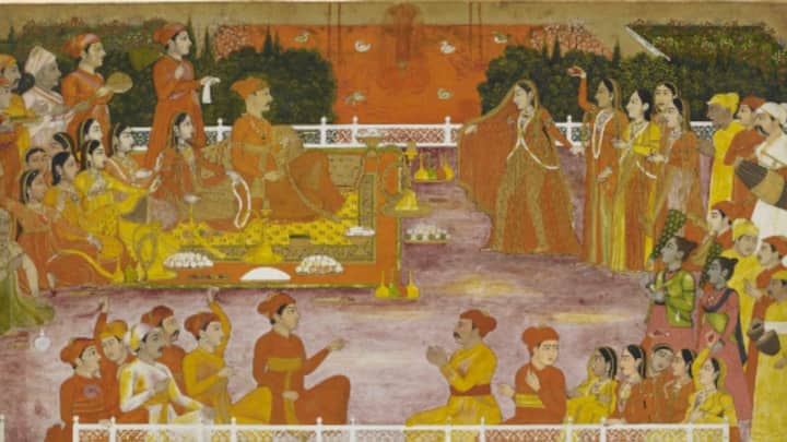 बादशाह के हरम में भी हौदों में फूलों के रंग और गुलाब जल भरा रहता था. सुबह से ही होली का दौर शुरू हो जाता था. सबसे पहले बादशाह अपनी बेगम के साथ होली खेलते थे, फिर आम जनता के साथ.