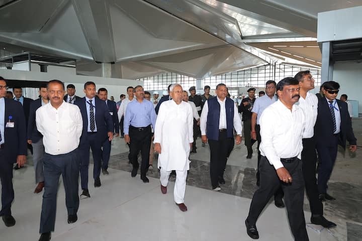 मुख्यमंत्री नीतीश कुमार ने हवाई अड्डा के निर्माणाधीन टर्मिनल का निरीक्षण किया. इस दौरान कैफेटेरिया, आधुनिक लांज, पार्किंग, चेक इन काउंटर समेत टर्मिनल के विभिन्न भागों का भी सीएम ने जायजा लिया.