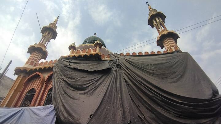 UP Mosque Covered: अलीगढ़ का अब्दुल करीम चौराहा अति संवेदनशील माना जाता है और होली का जुलूस निकलते समय कोई मस्जिद पर रंग ना फेंक दे इसलिए एहतियातन प्रशासन की ओर से ऐसा कदम उठाया गया है.