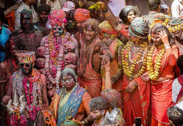 ধর্মীয় বিশ্বাস মতে অনেকেই মনে করেন, চিতার ছাই দিয়ে হোলি খেললে ভগবান শিবের সমৃদ্ধি ও আশীর্বাদ পাওয়া যায়। সেই অনুযায়ী প্রতি বছর বারাণসীতে মাসান হোলি খেলা হয়। সেখানেই জমে সাধু-সন্তদের ভিড়।