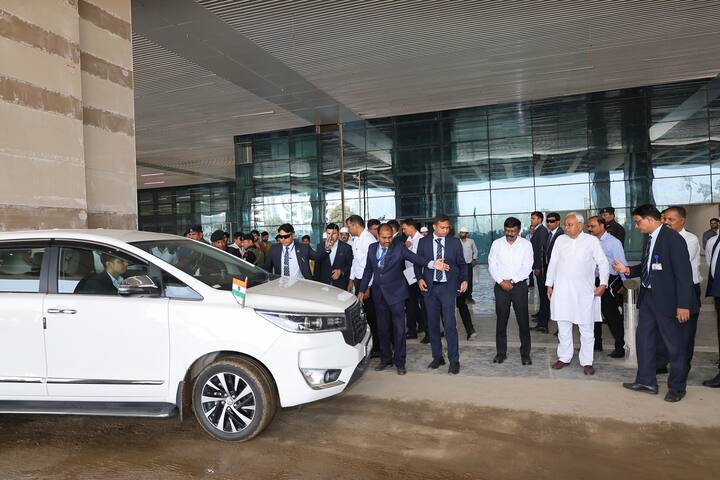 इसके लिए 90 एकड़ अतिरिक्त भूमि 245 करोड़ की लागत से अधिग्रहित की जाएगी. वीरपुर एयरपोर्ट (सुपौल) के उड़ान योजना के अंतर्गत विकास के लिए 88.83 एकड़ भूमि के अधिग्रहण को 42.37 करोड़ की लागत से कैबिनेट ने मंजूरी दी है. अब तक भूमि अधिग्रहण के लिए 495 करोड़ रुपए आवंटित किए जा चुके हैं.