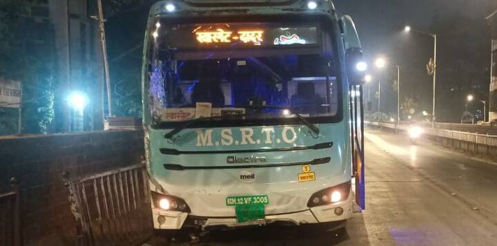 बेधडकपणे गाडी चालवणाऱ्या शिवनेरी बस चालकाने तिघांना चिरडल्याची घटना मुंबईतील प्रभादेवी ब्रिजवर मध्यरात्री 2.30 वाजता घडली.