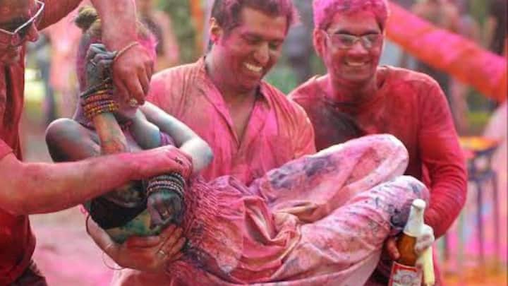 होली के दिन किसी को  जबरदस्ती रंग लगाकर किसी तरह का नुकसान पहुँचाया जाए तो. फिर एसी स्थिति में बीएनएस की धारा 125 के तहत आपको 5000 रुपये का जुर्माना देना पड़ सकता है. या फिर आपको 1 साल की जेल या दोनों हो सकते हैं.