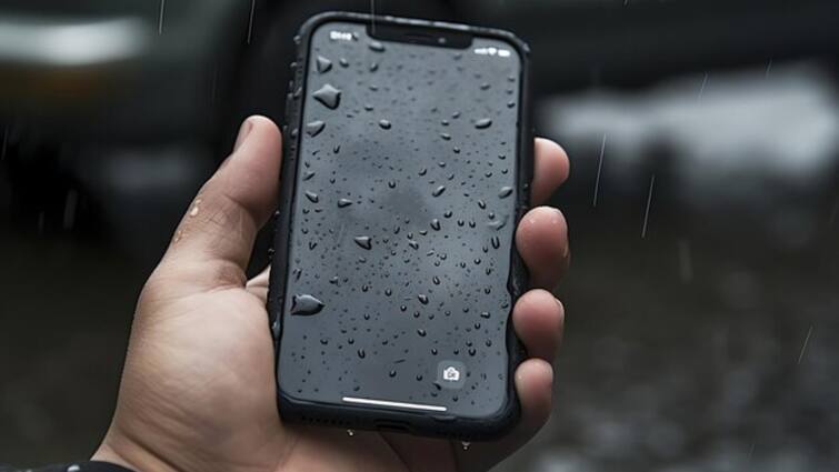 use these tips to get water out of your phone on holi follow these easy steps होली पर फोन में चला जाए पानी तो क्या करें? नुकसान से बचाने में काम आएंगी ये टिप्स