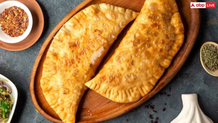 एक पैन में खोया को धीमी आँच पर तब तक गर्म करें जब तक कि यह नरम और हल्का सुनहरा न हो जाए। इसे ठंडा होने दें, फिर इसमें पिसी चीनी, इलायची पाउडर, कटे हुए सूखे मेवे और कसा हुआ नारियल (अगर इस्तेमाल कर रहे हैं) मिलाएं. तब तक हिलाएं जब तक कि सारी सामग्री अच्छी तरह से मिल न जाए.