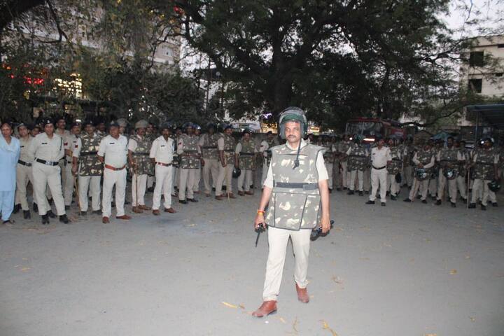 होली पर उत्पात मचाने वालों के खिलाफ सख्त कार्रवाई होगी. इंदौर के एसीपी विनोद कुमार मीणा के मुताबिक गुरुवार से ही चेकिंग अभियान के साथ सुरक्षा की जिम्मेदारी पुलिस अधिकारियों को सौंप दी जाएगी. इंदौर में अतिरिक्त बल लगाया गया है.