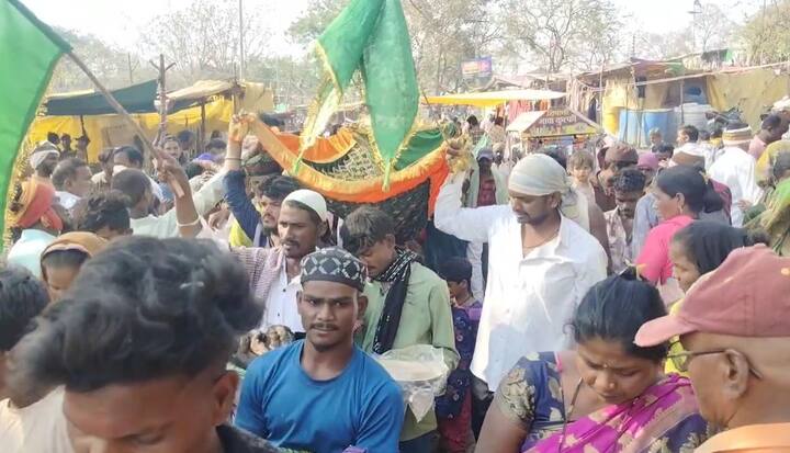 अंगावरील जुनी कपडे या होळीत जाळल्यास आपला रुग्ण बरा होतो अशी काहीशी भावना भाविकांची असल्याने शेकडो ट्रक नारळ व जुन्या कपड्यांची ही होळी पेटवले जाते.