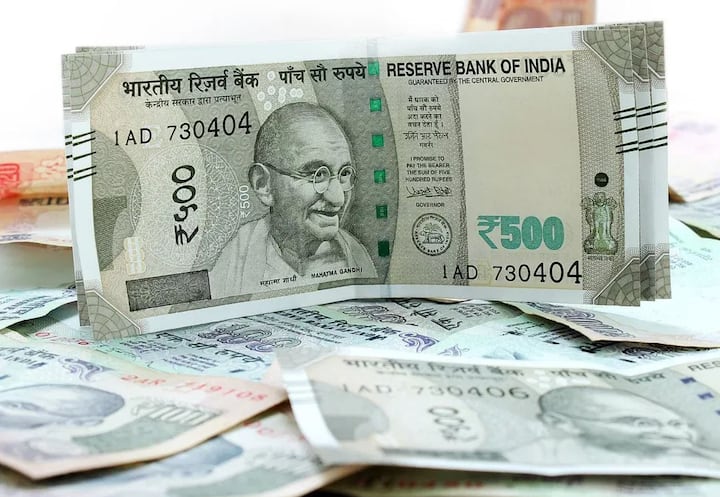 लाडक्या बहिणींनी 2100 रुपये कधी मिळणार असा सवाल अनेक ठिकाणी सरकारला केला जात आहे.