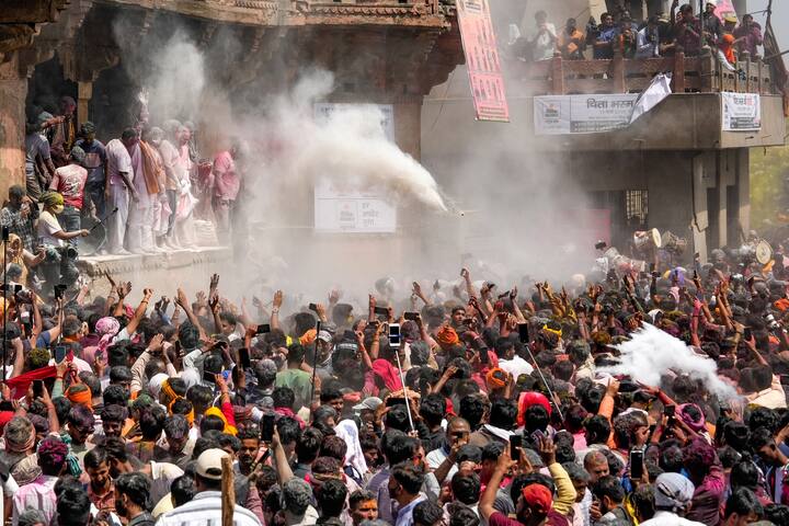 বারাণসীর মণিকর্ণিকা ঘাট ও হরিশচন্দ্র ঘাটে মাসান হোলি উদযাপন করা হয়। প্রকৃত হোলি উৎসবের কয়েকদিন আগে চলে এই উৎসব। শিবের উপাসক, অঘোরি সাধুদের জন্য পর্যটকদের আকর্ষণ করে মসান হোলি।