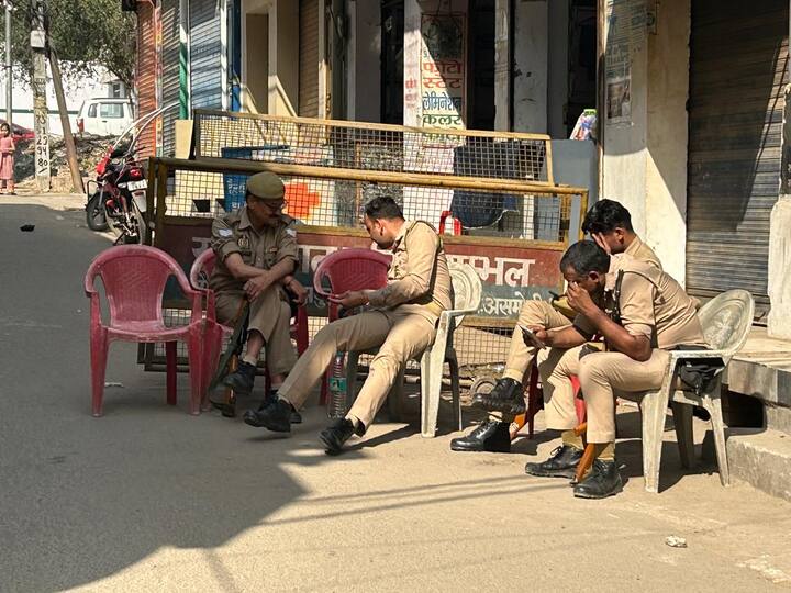 अलीगढ़ का अब्दुल करीम चौराहा अति संवेदनशील माना जाता है और होली का जुलूस निकलते समय कोई मस्जिद पर रंग ना फेंक दे इसलिए एहतियातन प्रशासन की ओर से ऐसा कदम उठाया गया है. हालांकि ये जगह ठीक सब्जी मंडी पुलिस चौकी के सामने है और यूपी पुलिस के सिपाही भी यहां तैनात नजर आ रहे हैं.