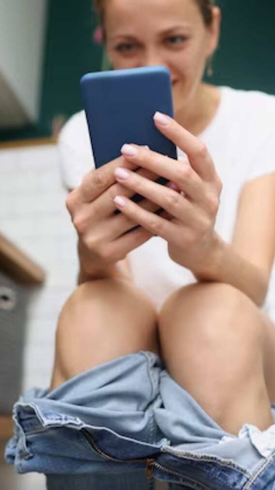 ਟਾਇਲਟ 'ਚ ਲਿਜਾਂਦੇ ਹੋ ਫੋਨ ਤਾਂ ਹੋ ਸਕਦੀ ਆਹ ਬਿਮਾਰੀ