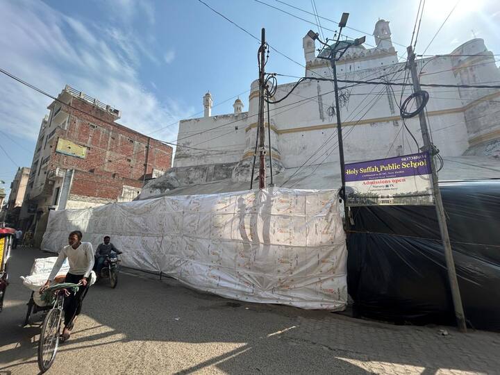 संभल और शाहजहांपुर के बाद अलीगढ़ में भी मस्जिदों को होली के चलते तिरपाल से ढक दिया गया है. अलीगढ़ में अब्दुल करीम चौराहे पर मस्जिद हलवाईयां को तिरपाल से ढक दिया गया है. इसके साथ ही कनवरीगंज और दिल्ली गेट चौराहे पर मस्जिद ढकी गई है.