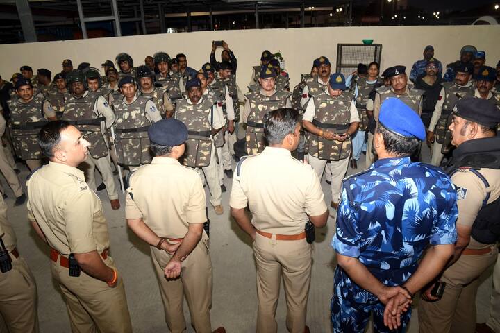 2 मार्च से शुरू हुए रमजान 29-30 मार्च तक चलेंगे. इसी बीच होली और रंग पंचमी सहित अन्य त्योहार भी आ रहे हैं. शुक्रवार को जुम्मे की नमाज के साथ-साथ होली का पर्व भी मनाया जाएगा. इसी को दृष्टिगत रखते हुए मध्य प्रदेश के कई जिलों में पुलिस ने संवेदनशील इलाकों में फ्लैग मार्च निकाला.