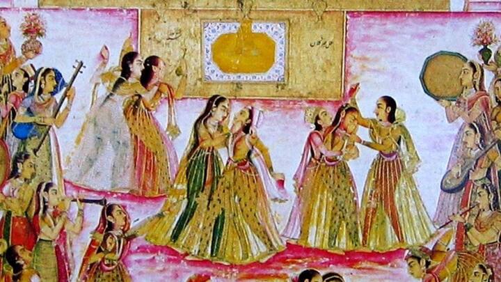 कहा जाता है कि अमीर खुसरो खुद होली खेलने के बड़े शौकीन थे. वो गुलाब जल और फूलों से बनी बोली खेलते थे. ज्यादातर सूफी मठों में भी होली खेली जाती थी.