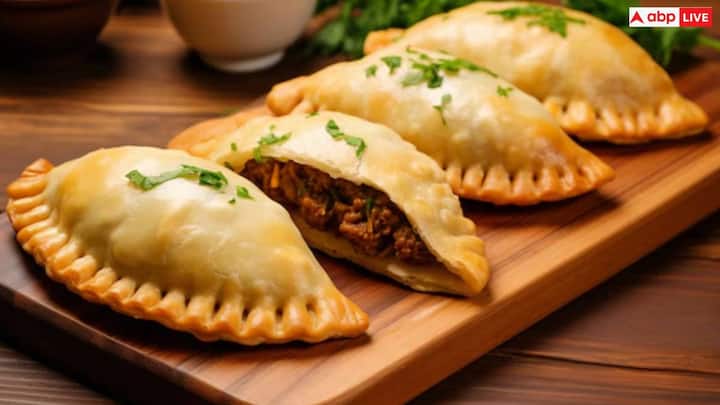 होली की सबसे मीठी परंपरा का आनंद लें. हमारी आसान और मुंह में पानी लाने वाली रेसिपी से घर पर स्वादिष्ट गुजिया बनाना सीखें. होली 2025 का जश्न एक ऐसी मीठी मिठाई के साथ मनाएँ जो आपको ज़रूर प्रभावित करेगी.