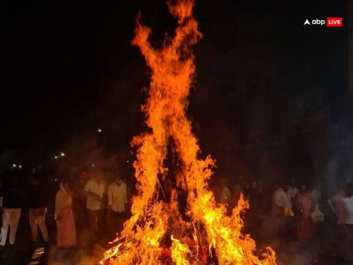 होलिका दहन का दिन बहुत खास होता है. इस दिन किए गए उपाय बहुत कारगर साबित होते हैं.  जानते हैं होलिका दहन के कौन से वो उपाय हैं जिनको करने से तरक्की मिल सकती है.