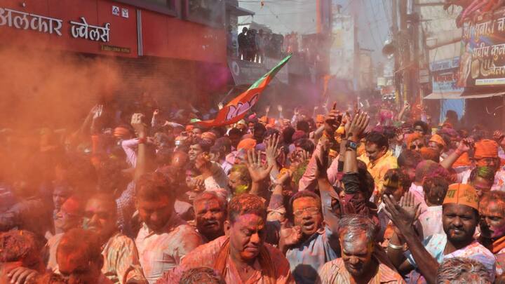 होलिकादहन की राख से तिलक लगाने के पीछे का मन्तव्य है भक्ति की शक्ति को सामाजिकता से जोड़ना. इस परिप्रेक्ष्य में गोरक्षपीठाधीश्वर एवं मुख्यमंत्री योगी आदित्यनाथ का यह कथन सतत प्रासंगिक है, ‘भक्ति जब भी अपने विकास की उच्च अवस्था में होगी तो किसी भी प्रकार का भेदभाव, छुआछूत और अस्पृश्यता वहां छू भी नहीं पाएगी.’